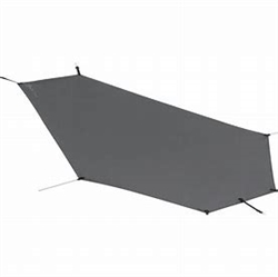 Højkvalitets tentbund i grå polyester beskytter mod hårde overflader og fugt, med robust fastgørelsespunkter.